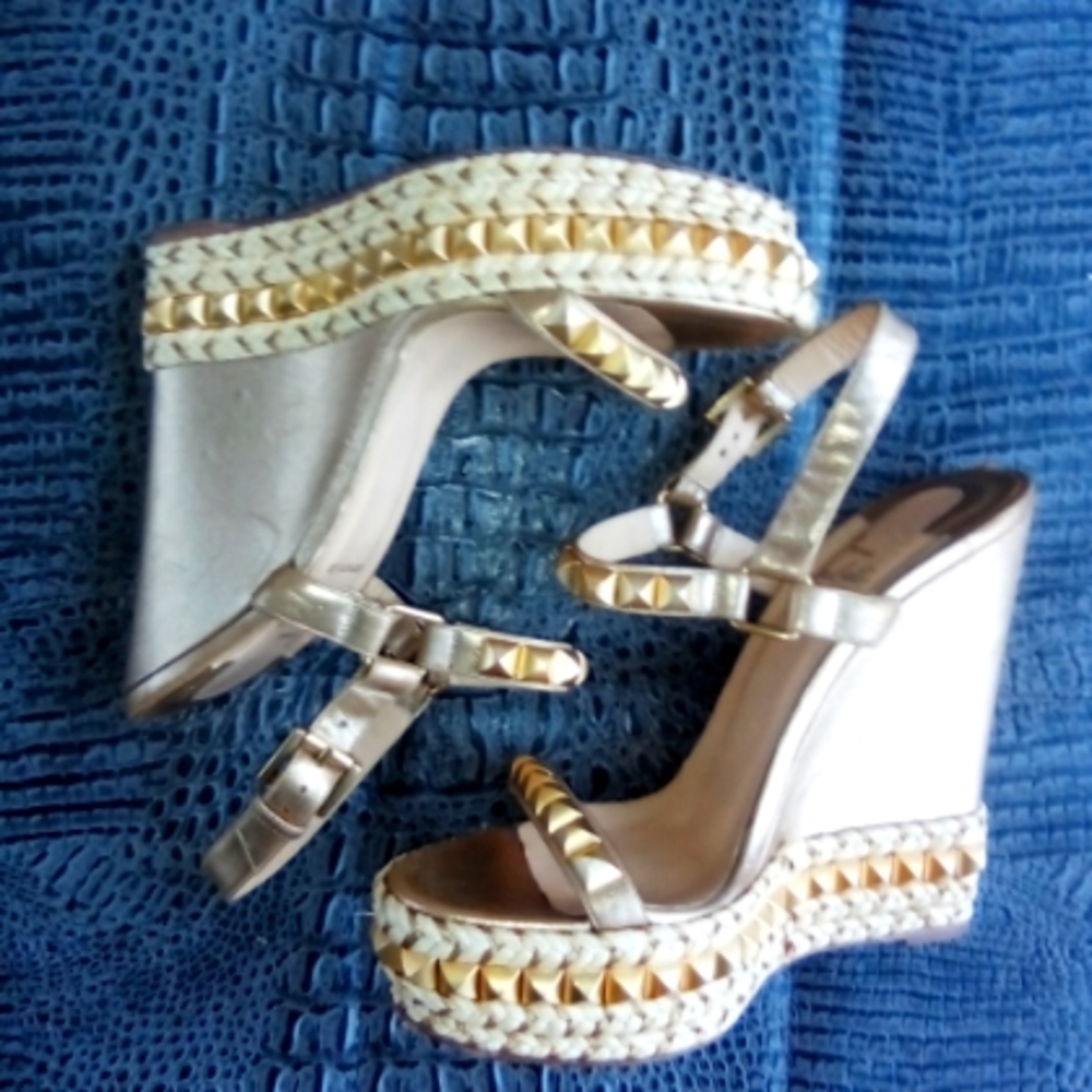 💯 Authentic CHRISTIAN LOUBOUTIN Gold Studded Sandals Wedges in SIZE EU 40